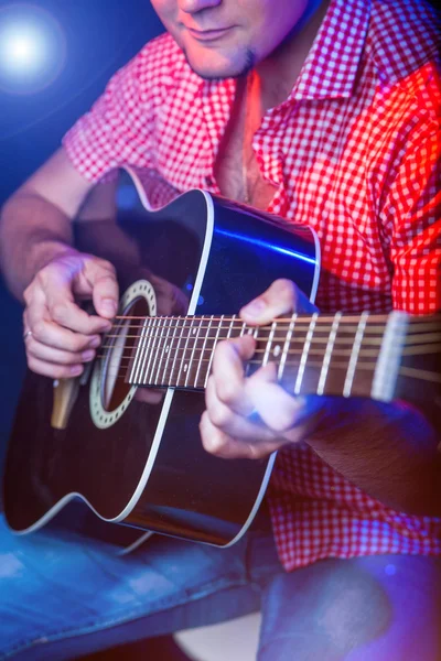 Músico masculino com guitarra acústica — Fotografia de Stock