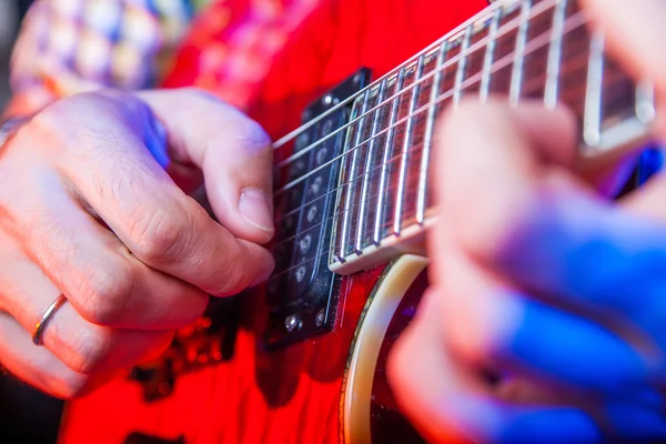 Muzyk mężczyzna z gitarą akustyczną — Zdjęcie stockowe