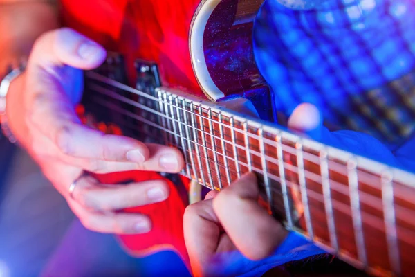 Músico masculino con guitarra acústica — Foto de Stock