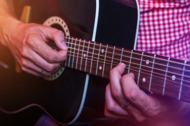 akustik gitar ile erkek müzisyen