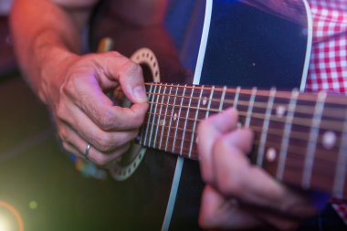 akustik gitar ile erkek müzisyen