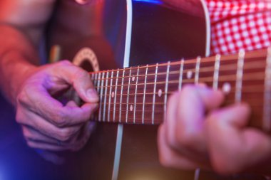 akustik gitar ile erkek müzisyen