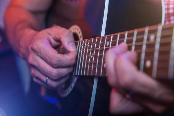 Músico masculino con guitarra acústica — Foto de Stock