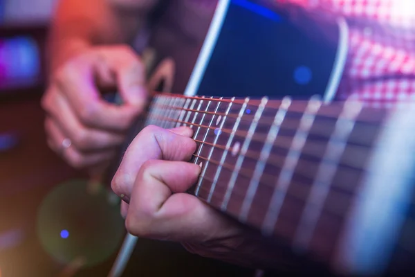 Músico masculino con guitarra acústica — Foto de Stock