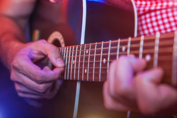 Mannelijke muzikant met een akoestische gitaar — Stockfoto