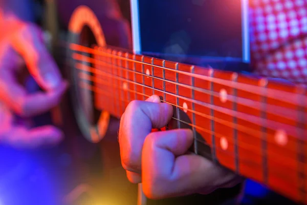 Mannelijke muzikant met een akoestische gitaar — Stockfoto
