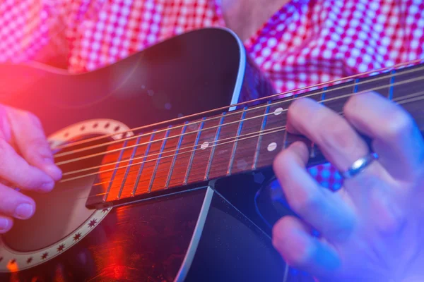 Músico masculino com guitarra acústica — Fotografia de Stock