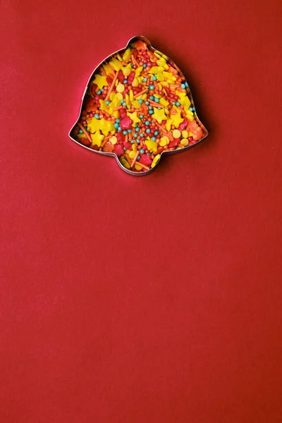 Χριστουγεννιάτικο Καμπαναριό Σχήμα Μπισκότο Gingerbread Κόπτης Γεμάτο Πολύχρωμα Ψεκάζει Ζάχαρη — Φωτογραφία Αρχείου