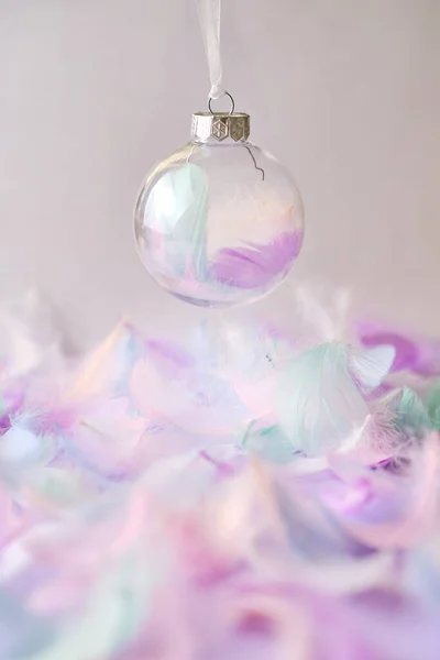 Gros Plan Une Boule Décoration Remplie Plumes Noël Verre Sur — Photo