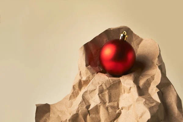 工艺纸上的圣诞装饰 配上一个米色背景的红色圣诞球 并附有复制空间 — 图库照片