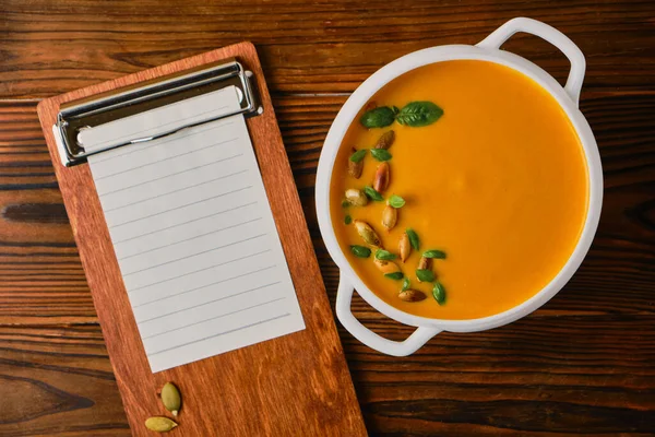 Sopa Calabaza Casera Con Crema Plato Caldo Blanco Con Semillas —  Fotos de Stock