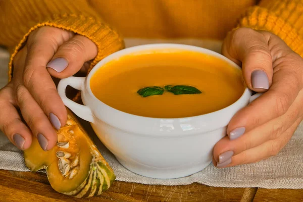 Manos Femeninas Sosteniendo Tazón Sopa Calabaza Caliente Servido Con Albahaca —  Fotos de Stock