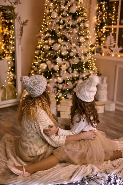 Vista Posterior Madre Hija Sombreros Punto Mirando Brillante Árbol Navidad — Foto de Stock