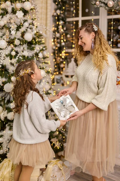 幸せな家族の母親と子供の娘クリスマスの夜にクリスマスツリーで贈り物と — ストック写真