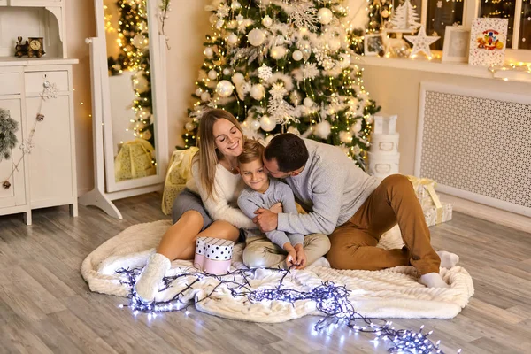 Padres Felices Con Lindo Hijo Pequeño Sentado Suelo Sala Luz — Foto de Stock