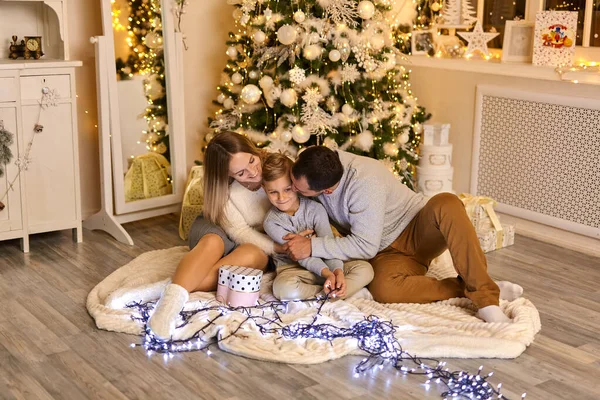 Šťastní Rodiče Roztomilým Synáčkem Sedí Podlaze Zdobené Novoroční Světlé Místnosti — Stock fotografie