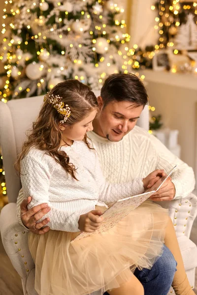 父の娘の話の写真は 装飾されたX Masの家の中で夜 休息と奇跡の物語キャロルを読んで セーターを着る — ストック写真