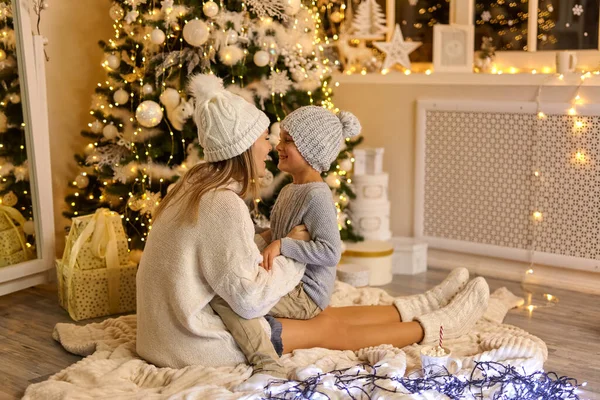 Anya Fia Kötött Sapkában Közel Csillogó Karácsonyfa Télen Karácsonyi Ünnepek — Stock Fotó