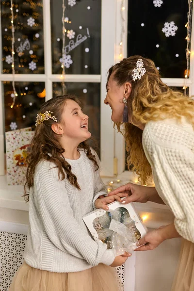 幸せな家族の母親と子供の娘クリスマスの夜にクリスマスツリーで贈り物と — ストック写真