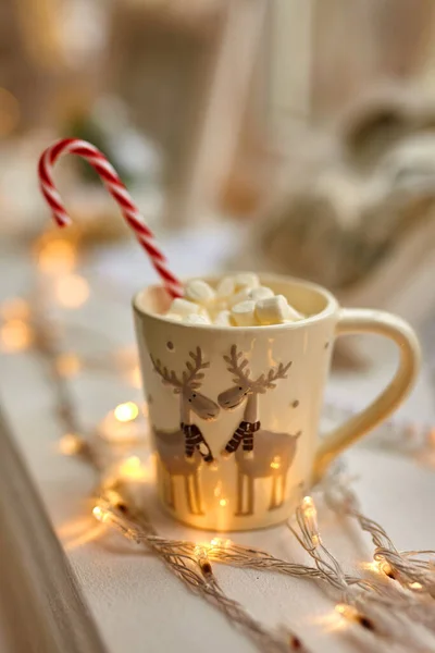 Copa Chocolate Con Malvaviscos Decoraciones Navidad Mesa Blanca Bastón Caramelo —  Fotos de Stock