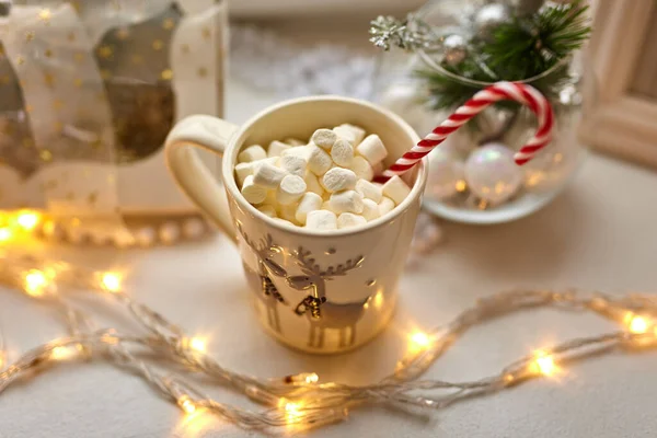 Tasse Chocolat Avec Guimauves Décorations Noël Sur Table Blanche Canne — Photo