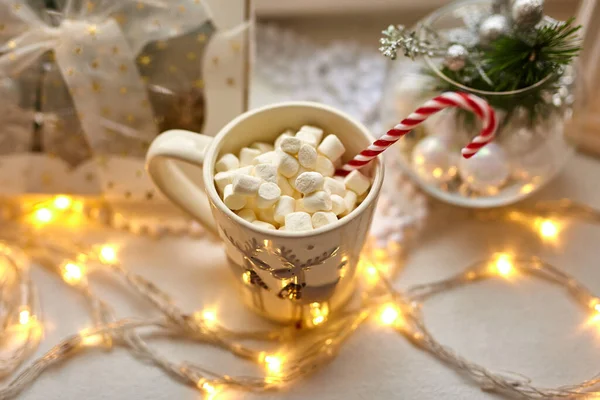 Copo Chocolate Com Marshmallows Decorações Natal Mesa Branca Cana Açúcar — Fotografia de Stock