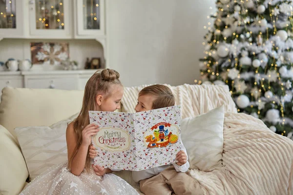 Dos Niños Hermana Hermano Leyendo Libro Frente Árbol Navidad Casa — Foto de Stock