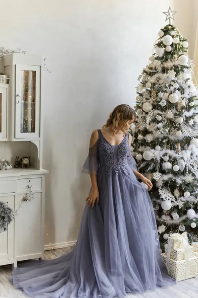 Χριστουγεννιάτικη Γιορτή Όμορφη Νεαρή Γυναίκα Βραδινό Φόρεμα Στέκεται Ένα Δωμάτιο — Φωτογραφία Αρχείου