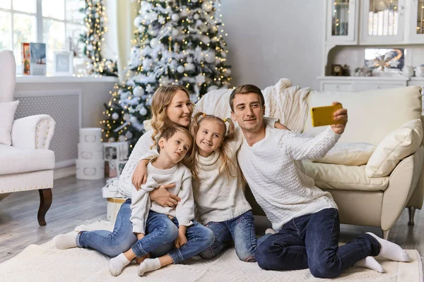 Vánoce Dovolená Technologie Lidé Koncept Šťastná Rodina Sedí Obývacím Pokoji — Stock fotografie