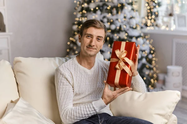 Šťastný Mladý Muž Který Držel Době Vánoc Usmívající Muž Nosit — Stock fotografie
