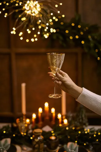 Gelukkig Nieuwjaar Champagne Glas Hand Achtergrond Van Kerstboom Met Verlichting — Stockfoto