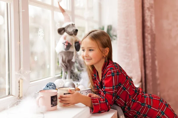 Roztomilá Šťastná Dívka Kostkovaném Pyžamu Marshmallows Dívá Fotoaparát Vánoce — Stock fotografie