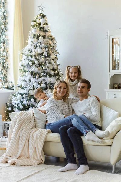 Retrato Una Hermosa Familia Feliz Con Dos Niños Suéteres Blancos Imagen de archivo