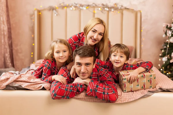 Retrato Familiar Pajamas Tumbadas Cama Madre Padre Dos Hijos Divertiéndose Fotos de stock libres de derechos