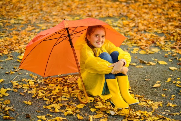 Маленька Дівчинка Сидить Асфальті Під Помаранчевою Парасолькою Під Дощем Осінь — стокове фото