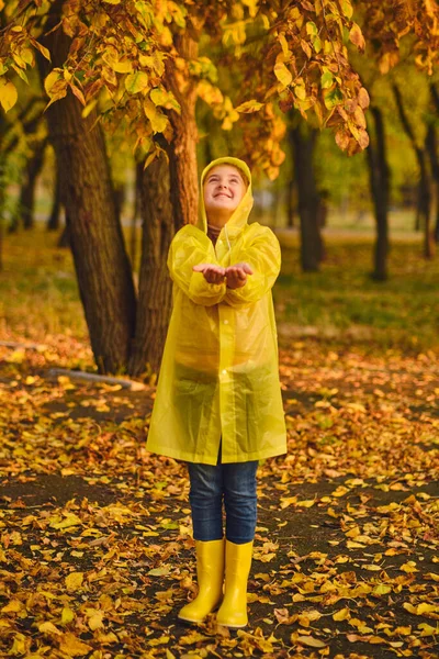 Маленька Біла Дівчинка Грає Осінній Дощ Дитина Грає Природі Відкритому — стокове фото