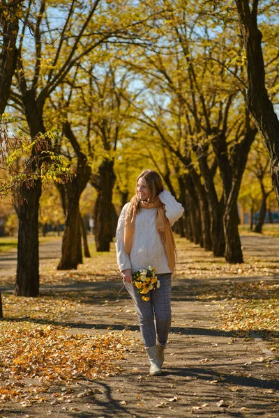 Atractiva Mujer Embarazada Milenaria Con Flores Parque Otoño Hermosa Futura —  Fotos de Stock
