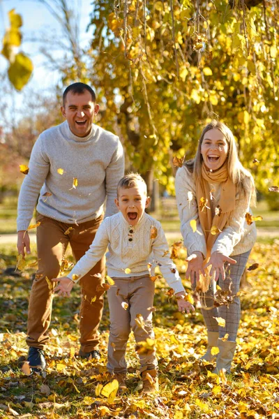 Familia Infancia Estación Concepto Gente Feliz Familia Sonriente Jugando Con —  Fotos de Stock