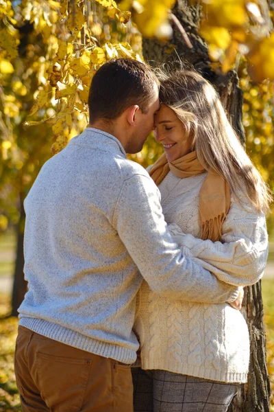 Schwangere Und Mann Umarmen Sich Sonnigen Warmen Herbstpark — Stockfoto