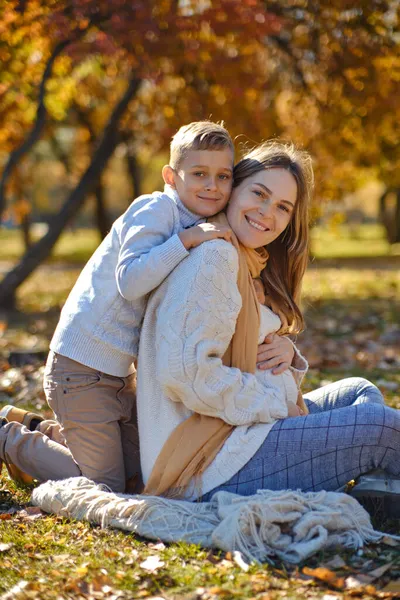 Kisfia Megöleli Terhes Anyját Fiú Mosolygó Terhes Autumn Parkban Fiatal — Stock Fotó