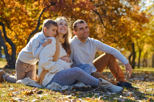 Familia Joven Padres Con Hijo Están Descansando Sentados Parque Soleado —  Fotos de Stock