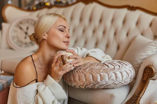 Retrato Hermosa Mujer Joven Elegante Casa Sentado Con Los Codos — Foto de Stock