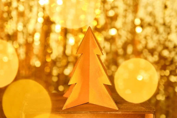 Cartón Dorado Árbol Navidad Cerca Con Bokeh Brillante Destello Lente —  Fotos de Stock