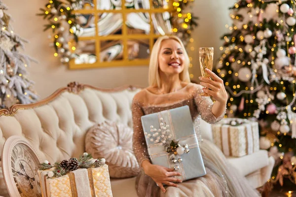 Krásné Elegantní Mladé Blondýny Módních Šatech Sklenkou Šampaňského Slaví Vánoce — Stock fotografie