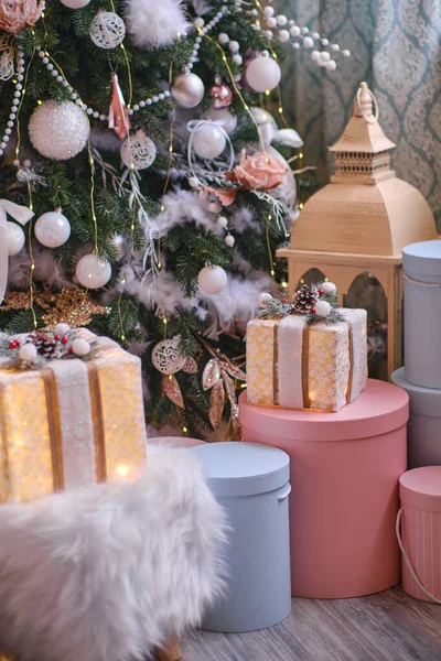 Όμορφα Κουτιά Δώρων Χριστουγεννιάτικο Φωτισμό Στο Πάτωμα Κοντά Έλατο Δέντρο — Φωτογραφία Αρχείου