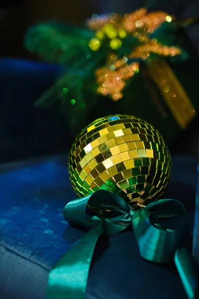 Kék Zöld Karácsonyi Belső Tér Tükör Diszkó Labda Kék Karosszék — Stock Fotó