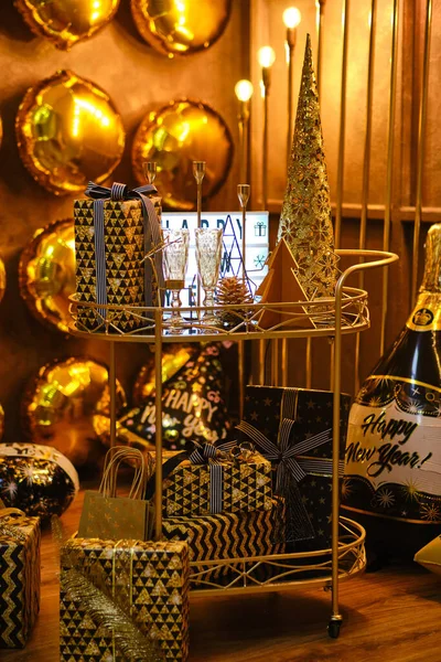 Χρυσό Τραπέζι Σερβιρίσματος Τροχούς Τραπέζι Διακόσμηση Των Χριστουγέννων Πολλά Κουτιά — Φωτογραφία Αρχείου