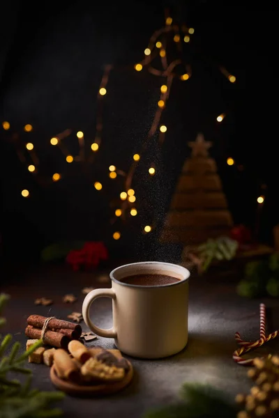 Taza Chocolate Caliente Con Una Nube Polvo Como Nieve Rodeado — Foto de Stock