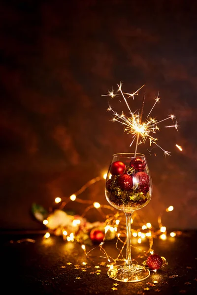 Frohes Neues Jahr Brennendes Bengalfeuerwerk Weinglas Mit Roten Weihnachtskugeln Vor — Stockfoto