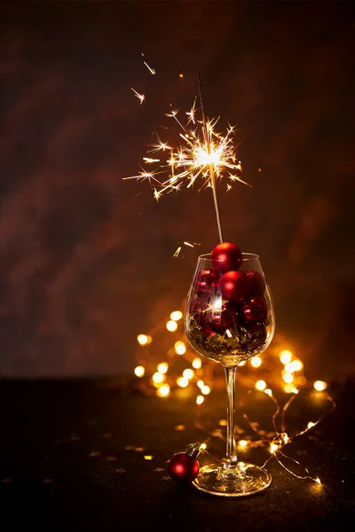 Gelukkig Nieuwjaar Brandende Bengaalse Vuurwerk Wijnglas Met Rode Kerstballen Achtergrond — Stockfoto